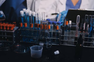 Laboratuvarda çalışan bilim adamı.