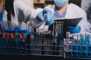 Laboratuvarda çalışan bilim adamı.