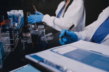 Laboratuvarda çalışan bilim adamı.