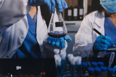 Laboratuvarda çalışan bilim adamı.