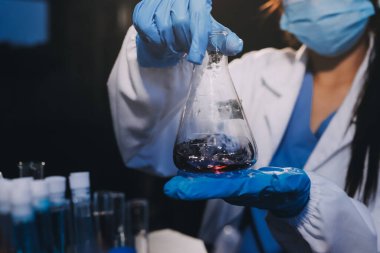 Laboratuvarda çalışan bilim adamı.