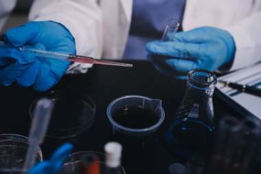 Laboratuvarda çalışan bilim adamı.