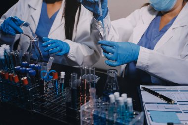 Laboratuvarda çalışan bilim adamı.