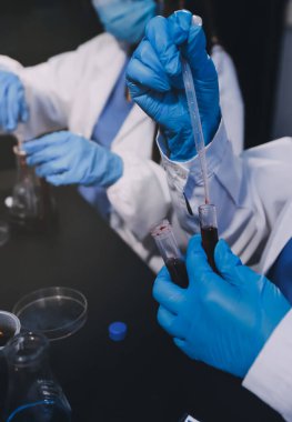 Laboratuvarda çalışan bilim adamı.