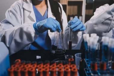 Laboratuvarda çalışan bilim adamı.