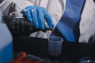 Laboratuvarda çalışan bilim adamı.