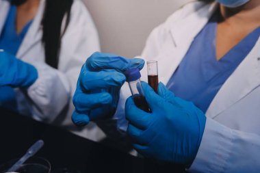 Laboratuvarda çalışan bilim adamı.