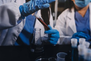 Laboratuvarda çalışan bilim adamı.