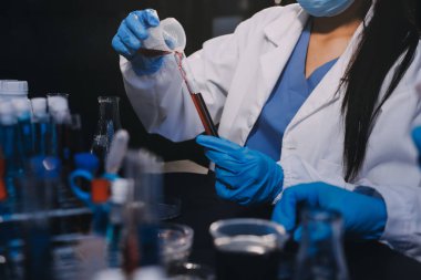 Laboratuvarda çalışan bilim adamı.