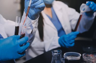 Laboratuvarda çalışan bilim adamı.