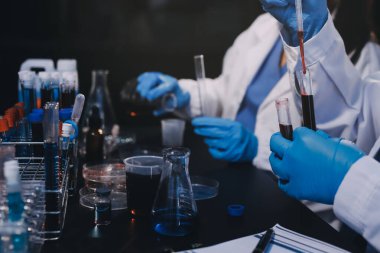 Laboratuvarda çalışan bilim adamı.