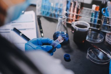 Laboratuvarda çalışan bilim adamı.