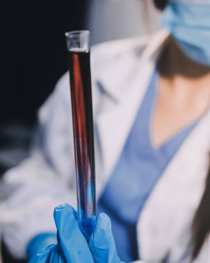 Laboratuvarda çalışan bilim adamı.