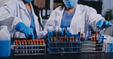 Laboratuvarda çalışan bilim adamı.