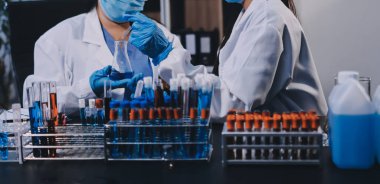 Laboratuvarda çalışan bilim adamı.