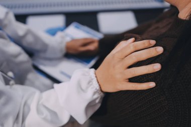 Doktor hastayı kontrol etmeye geldi ve cesaretlendirmek için elini sıktı. Hastanede tedavi edilenleri ve hastaları teselli etmek..