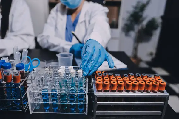 Laboratuvarda çalışan bilim adamı.