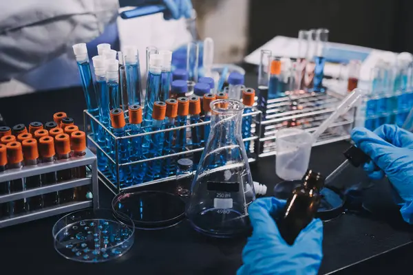 Laboratuvarda çalışan bilim adamı.