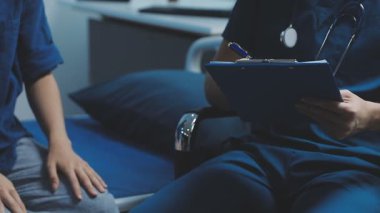 Doktor ve hemşire klinikte çalışıyor.