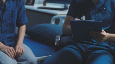 Steteskoplu doktor konuşuyor ve hasta hastanede.