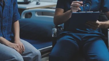 Genç adam hastanede.