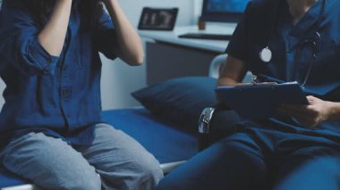 Doktorlar tıbbi teşhisi tartışıyorlar