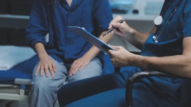 Doktor ve hemşire teşhisin sonuçlarını tartışıyor