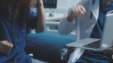 Doktorlar hastanede dizüstü bilgisayar kullanıyor. Tıbbi sağlık ve tıbbi hizmet kavramı.