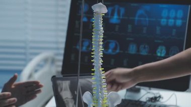 Dijital röntgen kullanarak erkek doktoru kapatın.