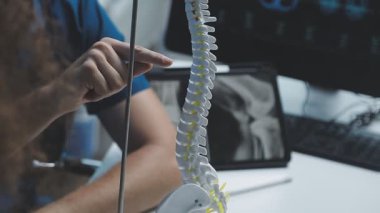 Modeli tutan bir erkeğin omurgasına yakın çekim..