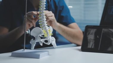 Doktor röntgen gösteriyor.