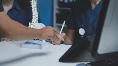 Doktor bilgisayar üzerinde çalışıyor.