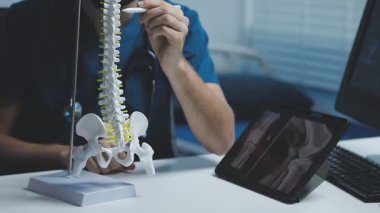 Tıp bürosundaki genç erkek doktor