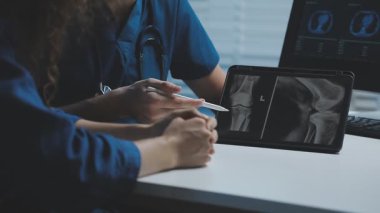 erkek doktor tablet bilgisayarla çalışıyor