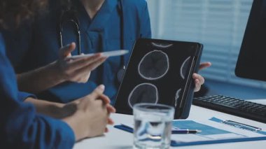 Doktor x-ray görüntüsüne bakıyor