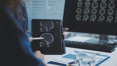 Klinikte dijital tablet bilgisayar kullanan doktor