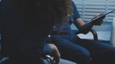 Doktor ofiste dijital tablet bilgisayarla çalışıyor