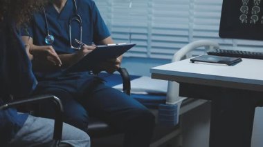 Hastane koğuşunda tablet bilgisayarı olan bir doktor.