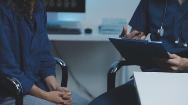 Kadın doktor hastaya hastanede danışmanlık yapıyor. tıbbi bakım ve sağlık konsepti.