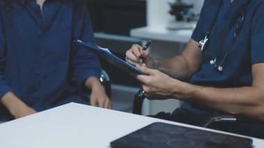 Doktor ve hasta hastanede masada otururken bir şey tartışıyorlar. sağlık hizmeti kavramı.