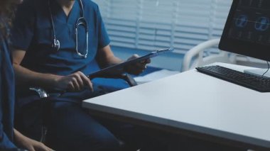 Doktor hastanede bilgisayarla çalışıyor..