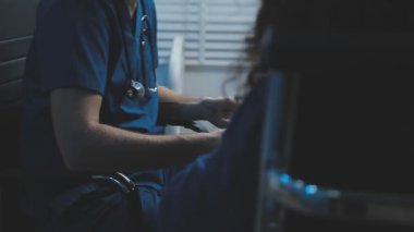 doktor hastane odasında