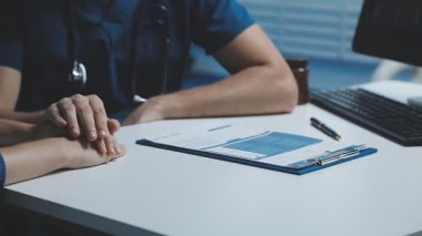 Ofiste hastası olan bir doktor var.