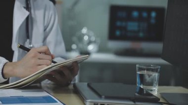 Doktor hastanede dijital tablet kullanma