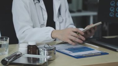 Doktor ofiste tıbbi rapor yazıyor..