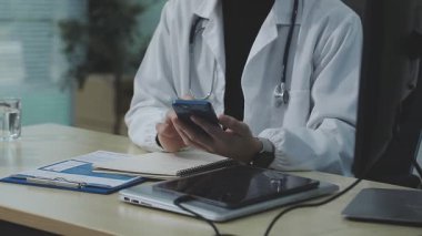 Hastanede dijital tablet kullanan doktorların yakın görüntüsü