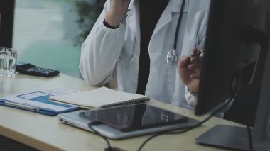 ofiste çalışan genç bir doktor