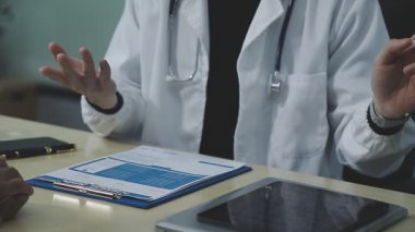 Doktor bir dijital tablet ile çalışma