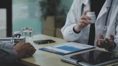 Doktorlar hastanede çalışıyor. Orijinal fotoset.