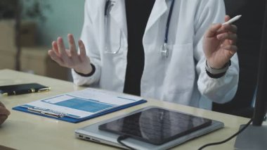 Doktor bir hastaya danışmanlık yapıyor..